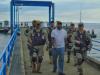 Personas caminando por un muelle