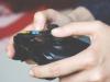 Persona con un control de Xbox en las manos
